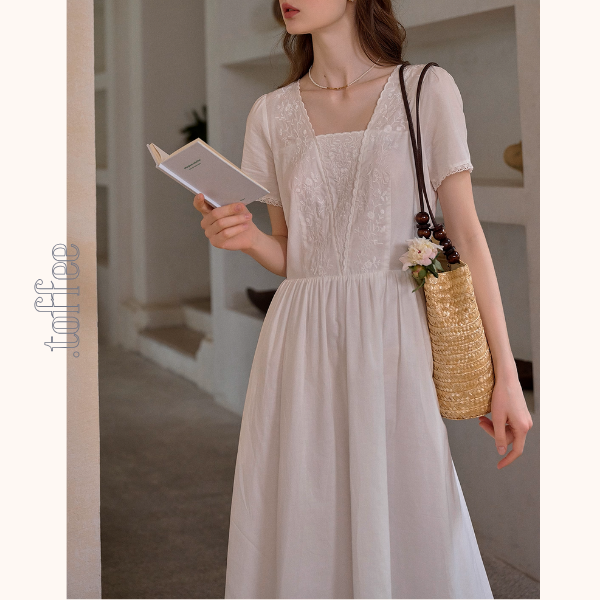 レース刺繍のホワイトロングワンピース《Z01093》