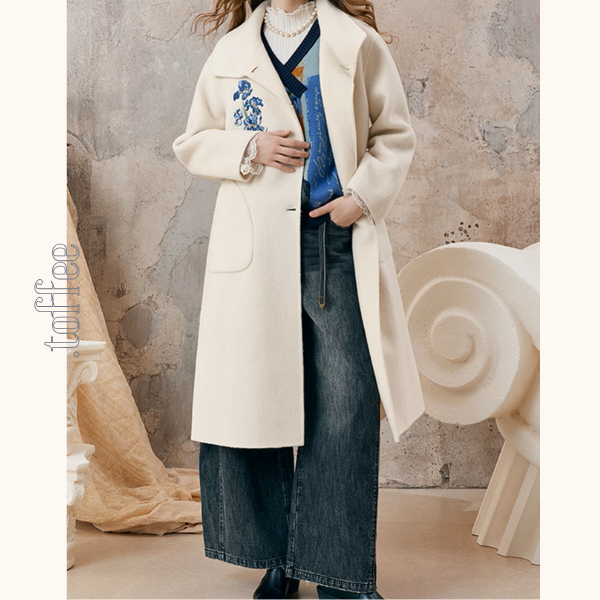 アイリス刺繍のアートボタンコート《Z01130》