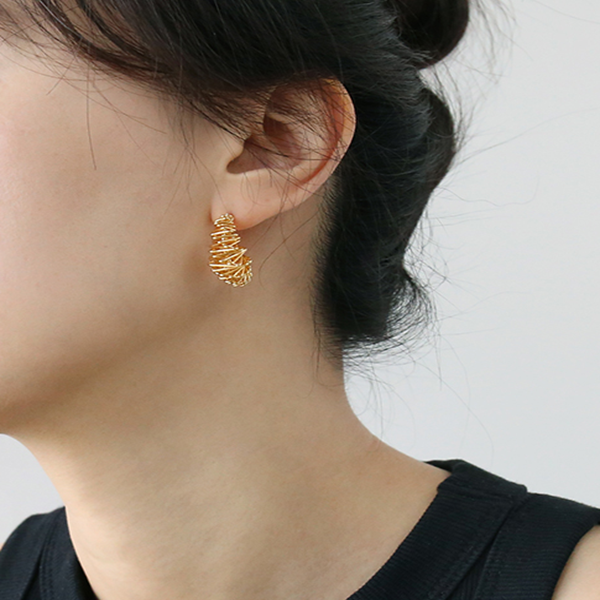 三日月型のゴールドカラーピアス Z00342