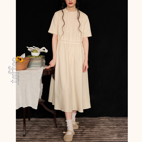 リボン刺繍とプリーツの上品ワンピース《Z01045》