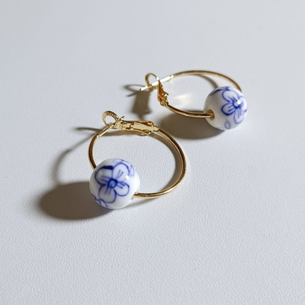 ホワイトビーズレトロイラストリングピアス AU-044