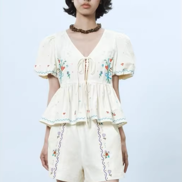 フラワー刺繍ペプラムブラウス《Z01032》