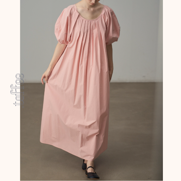 バルーン袖とギャザーのピンクワンピース《Z01084》
