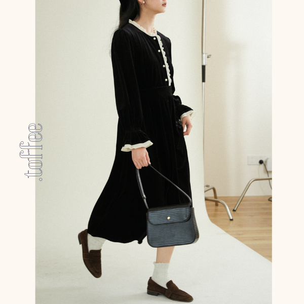 レースディテールグロッシーブラックワンピース 《Z00760》