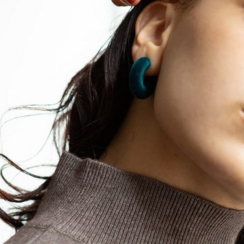 モランディーカラーのベルベットリング