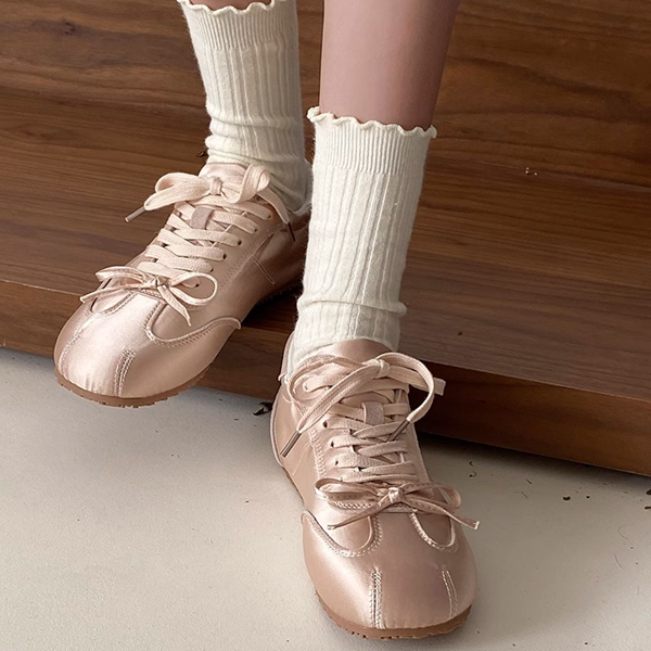 【4color】ラウンドトゥリボン付きレースアップスニーカー Z00337