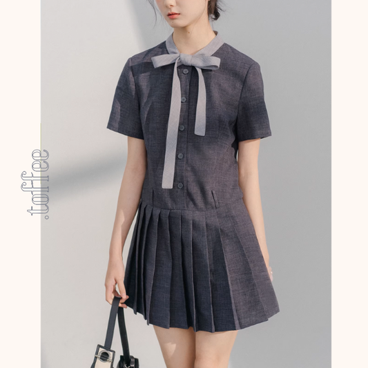 リボン襟とプリーツが彩るミニワンピース《Z01077》