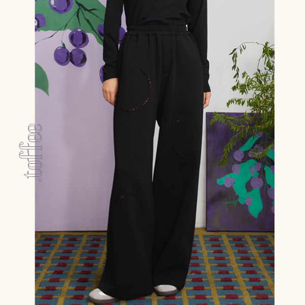 ストロベリー刺繍ブラックスウェットパンツ 《Z00698》