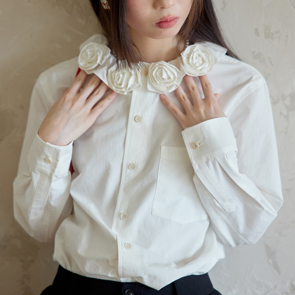 立体ローズ装飾ホワイトブラウス 《Z00766》