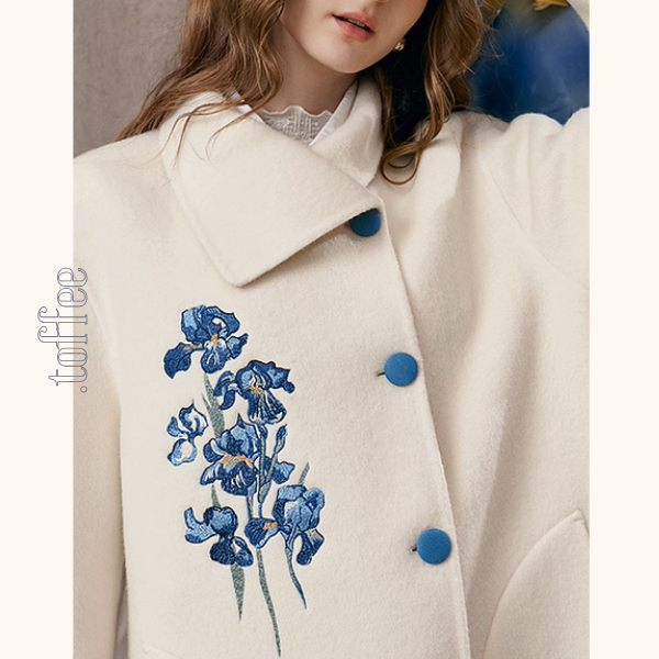 アイリス刺繍のアートボタンコート《Z01130》