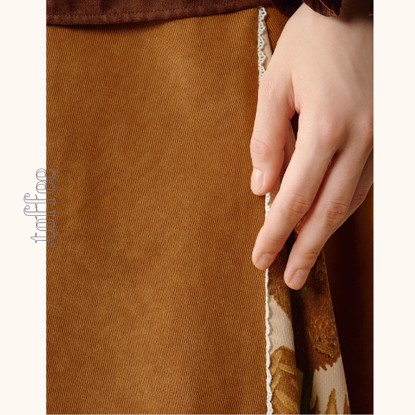 【2color】ひと筆の空を結ぶ、フリルとアートのブラウス《Z01124》