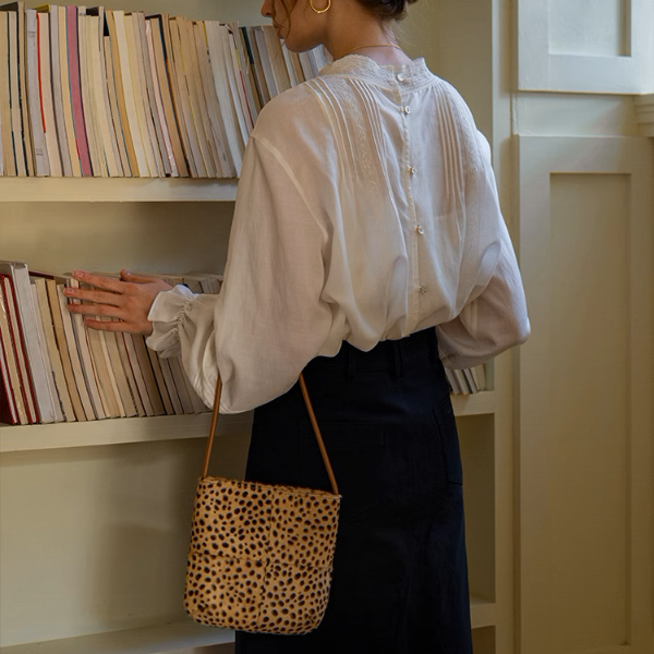 【2color】レース刺繍&バックボタンディテールブラウス《Z00869》