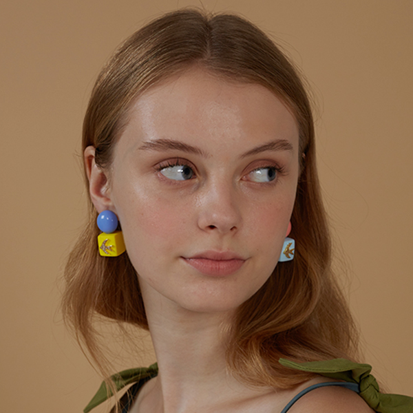 キューブ&ボールツバメモチーフピアス 《Z00792》