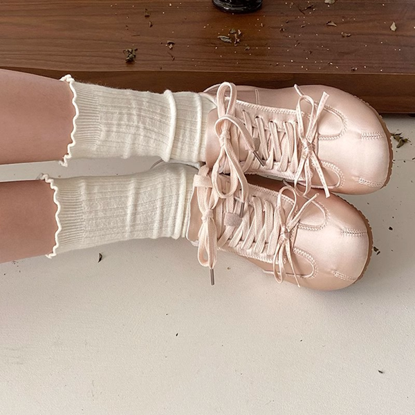 【4color】ラウンドトゥリボン付きレースアップスニーカー Z00337