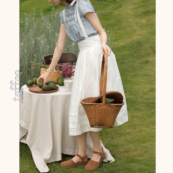 花刺繍ホワイトサスペンダースカート《Z01053》