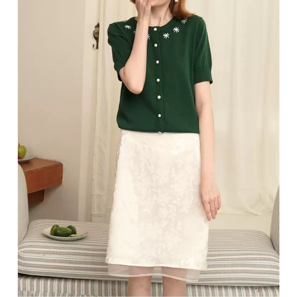 お花の刺繍入りラウンドネック半袖ニット Z00233