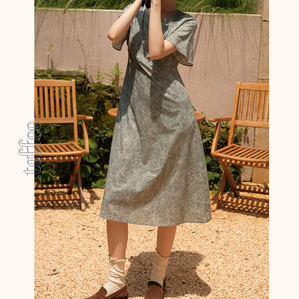 優美なペイズリー柄Vネックワンピース《Z01047》