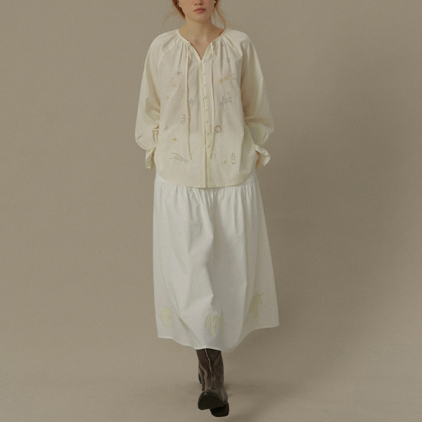 ポニーと星のロマンティック刺繍入りホワイトブラウス《Z00829》