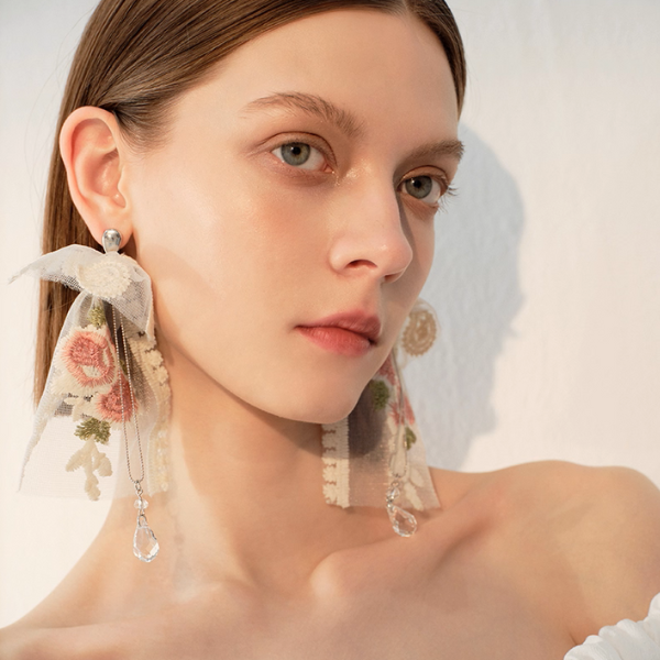 レース&フラワー刺繍のリボンピアス《Z01035》