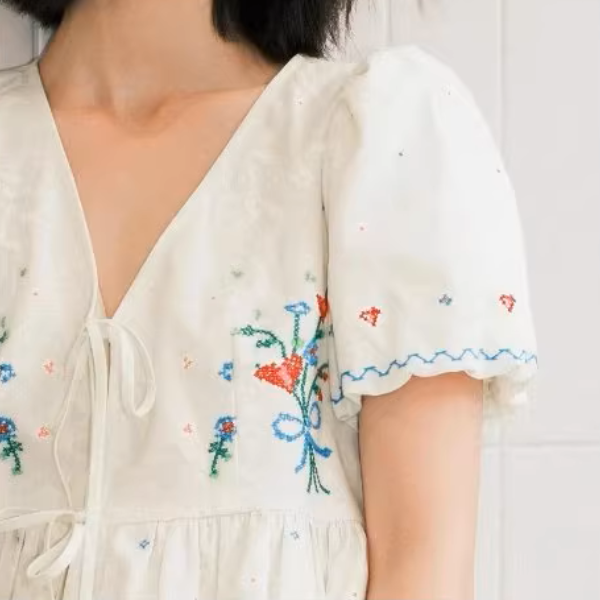 フラワー刺繍ペプラムブラウス《Z01032》