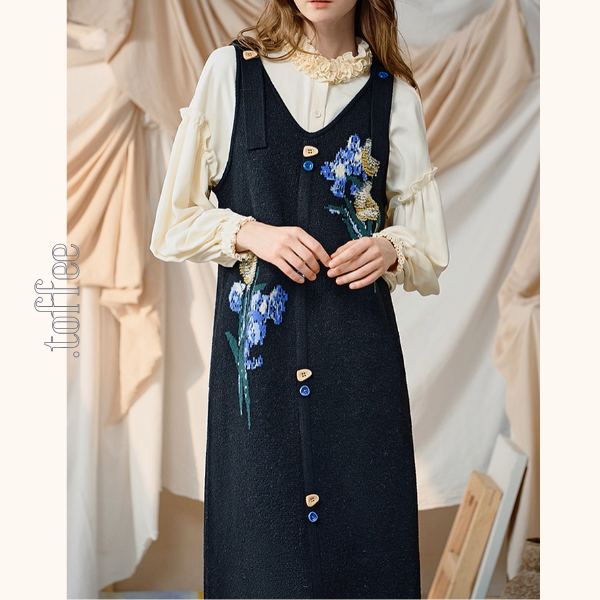 アイリスが咲くアート刺繍ワンピース《Z01129》