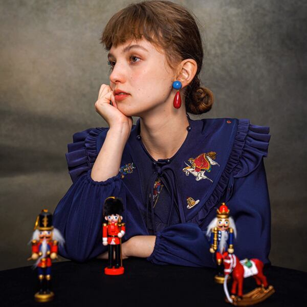 くるみ割り人形刺繍フリル衿ブラウス C0113