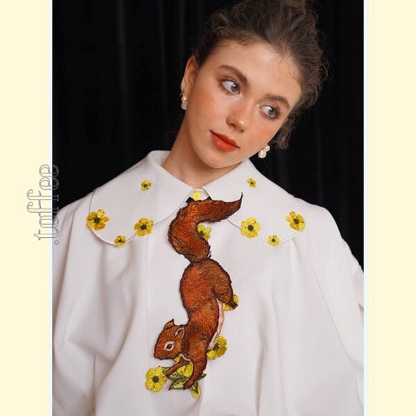 森のファンタジー:花の妖精と無邪気なリスの刺繍タイ 《C0190》