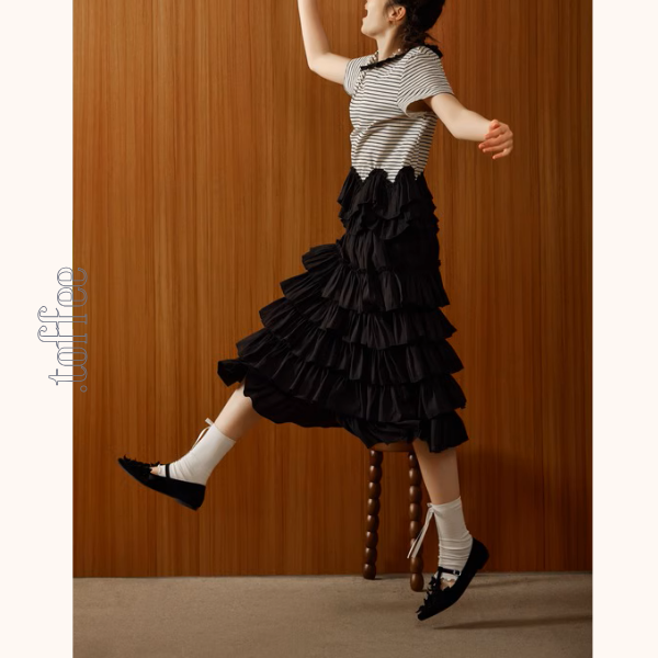 ストライプ切り替えラッフルヘムトップ&ティアードミモレ丈スカートのセットアップ《Z00941》