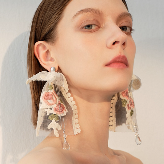 レース&フラワー刺繍のリボンピアス《Z01035》