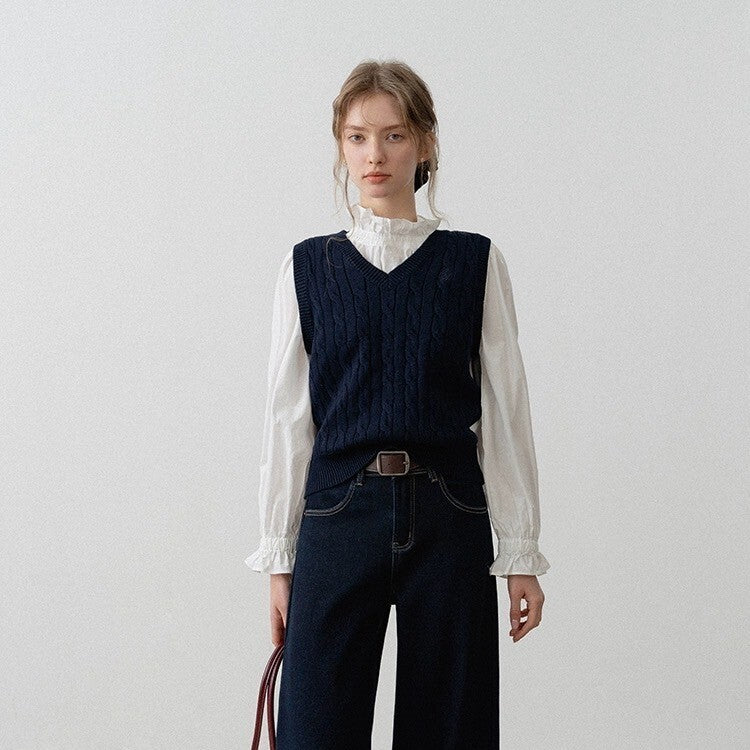 優雅な知性を纏うエレガントネイビー・ケーブルニット《Z01078》