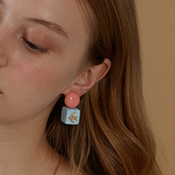 キューブ&ボールツバメモチーフピアス 《Z00792》