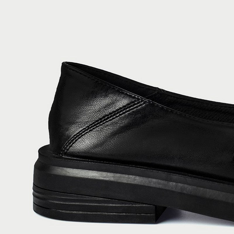 ビジューが光るブリテッシュローファー