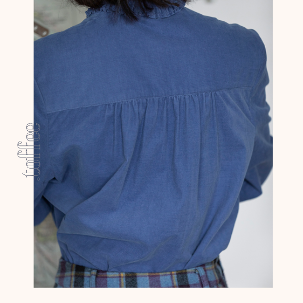 【2color】フリルネックコーデュロイブラウス 《Z00645》