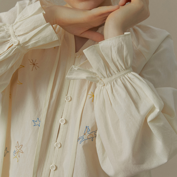ポニーと星のロマンティック刺繍入りホワイトブラウス《Z00829》