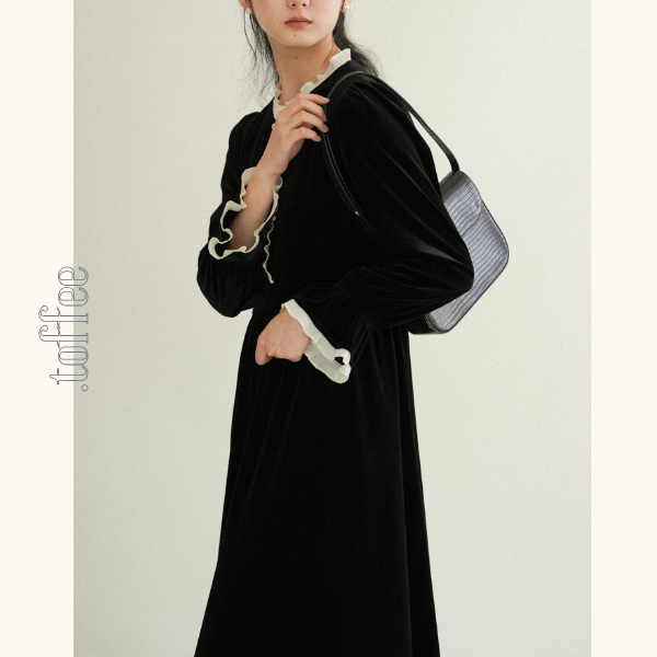 レースディテールグロッシーブラックワンピース 《Z00760》