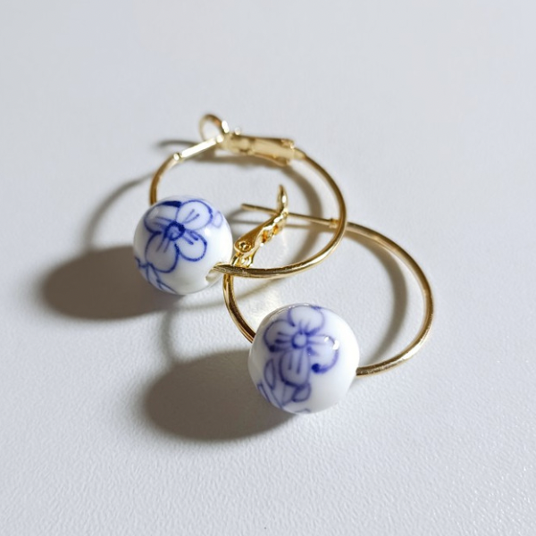 ホワイトビーズレトロイラストリングピアス AU-044