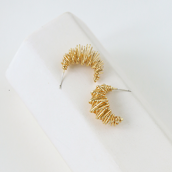 三日月型のゴールドカラーピアス Z00342