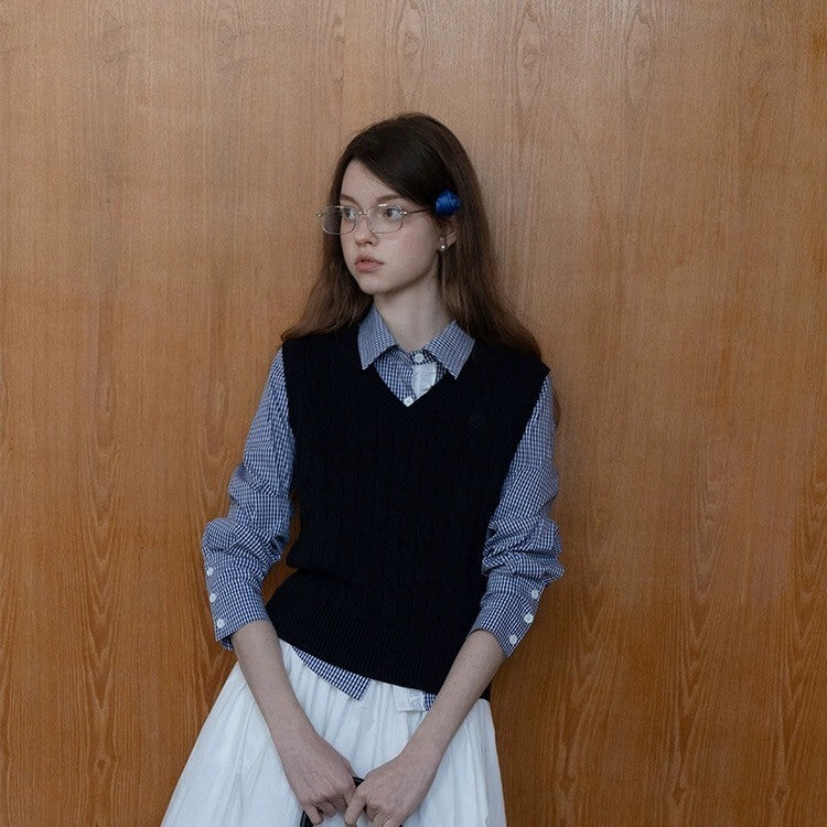 優雅な知性を纏うエレガントネイビー・ケーブルニット《Z01078》