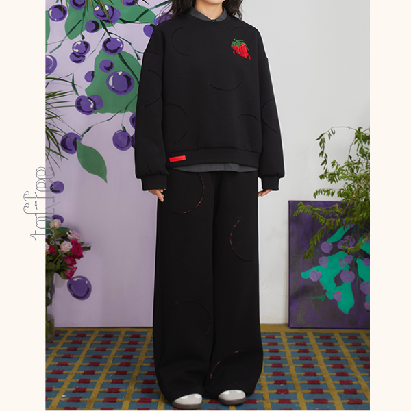 ストロベリー刺繍ブラックスウェットパンツ 《Z00698》