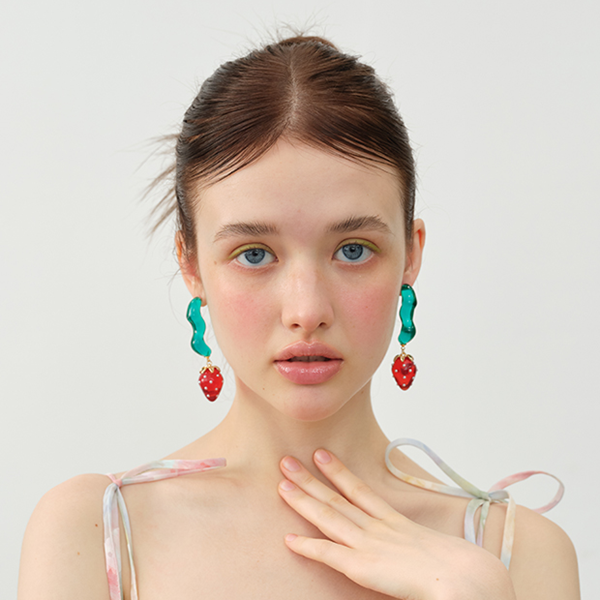 ストロベリーモチーフロングドロップピアス 《Z00793》