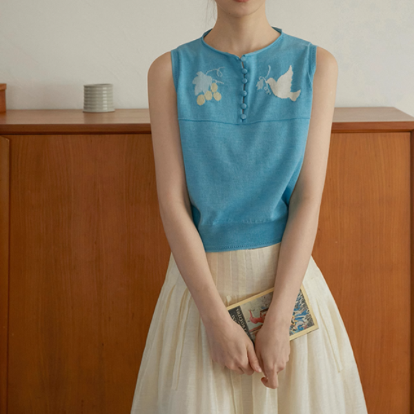 羽ばたく鳥と木の実のシアーニットベスト《Z01018》