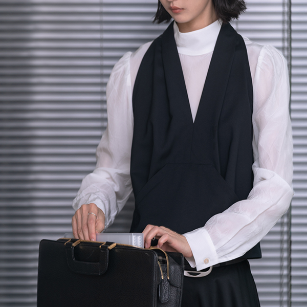 Vネックバックフリルデザインベスト Z00552