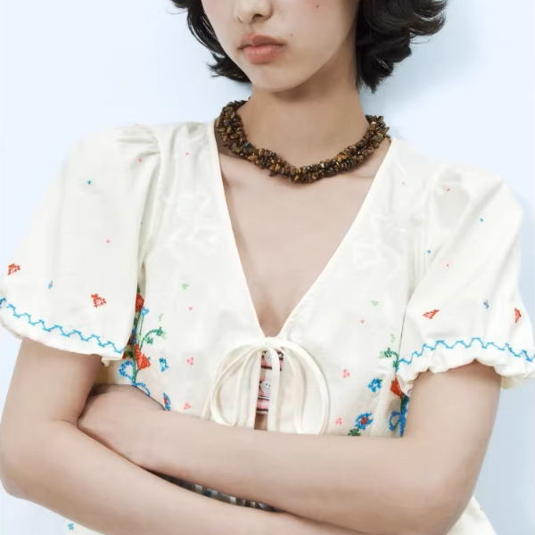 フラワー刺繍ペプラムブラウス《Z01032》