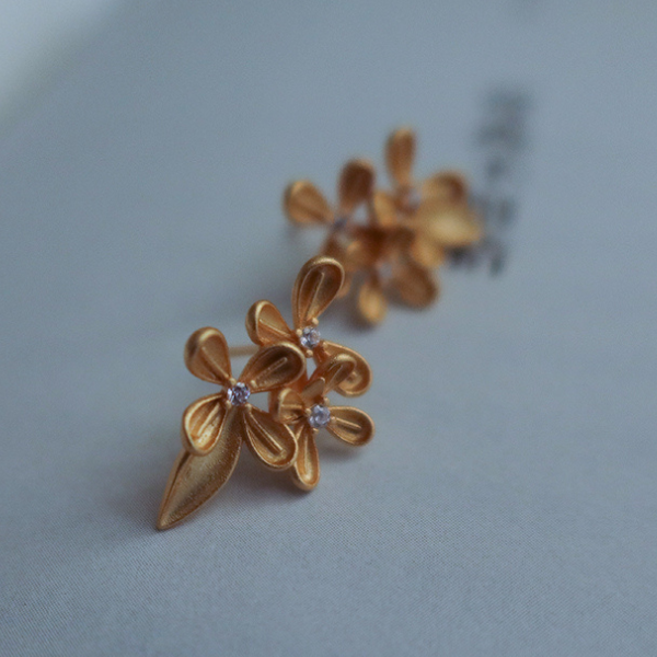 金色のフラワーピアス Z00150