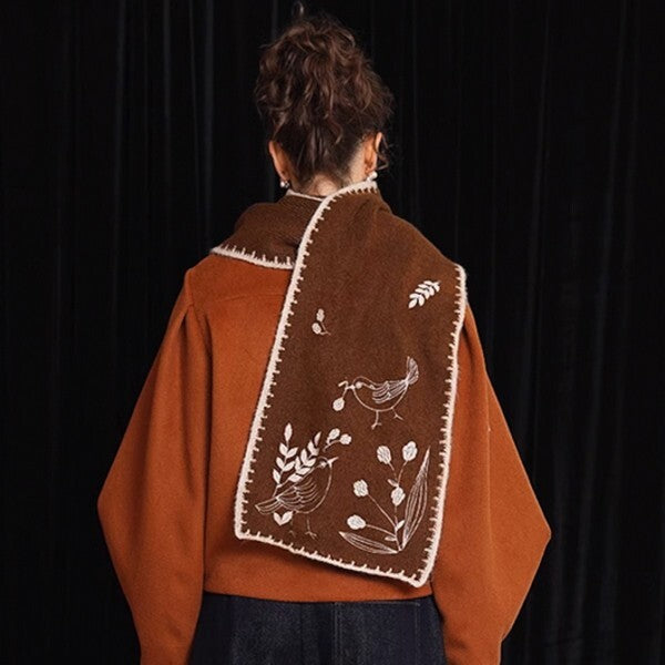 自然と夢が織りなす芸術的アクセサリー:鳥と植物刺繍のショール 《C0192》