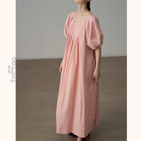 バルーン袖とギャザーのピンクワンピース《Z01084》
