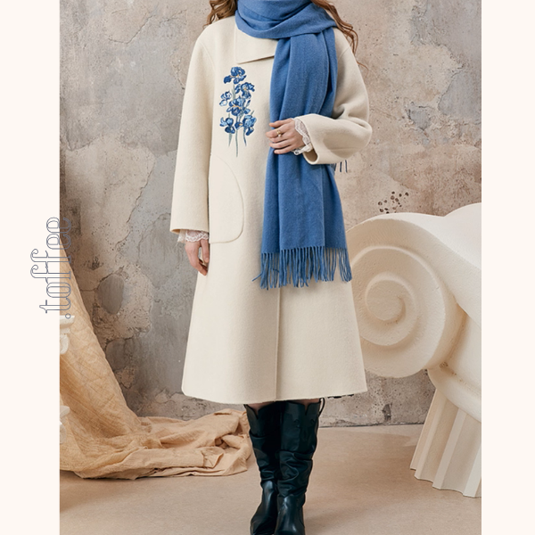 アイリス刺繍のアートボタンコート《Z01130》