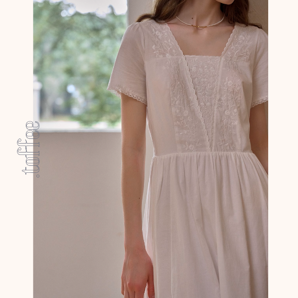 レース刺繍のホワイトロングワンピース《Z01093》