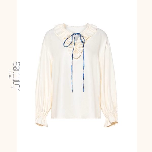 【2color】ひと筆の空を結ぶ、フリルとアートのブラウス《Z01124》