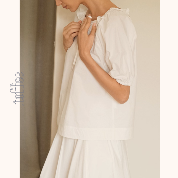 フリルネックとリボンのホワイトブラウス《Z01092》